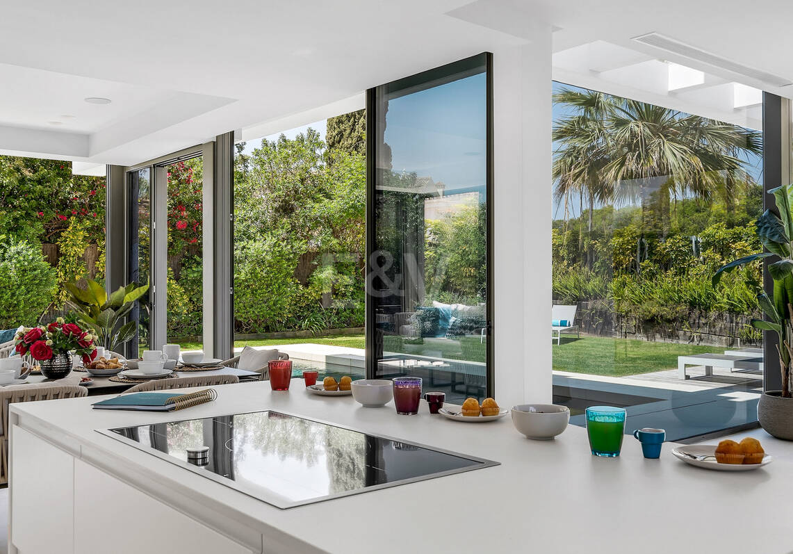 Moderne Luxusvilla in Strandnähe mit Meerblick. Preise ab €10,000 pro Woche