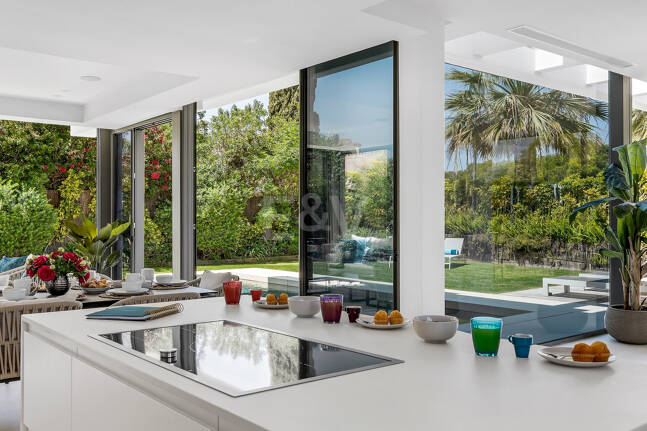 Modern beachside lyxvilla med havsutsikt. Pris från 9 500 euro per vecka