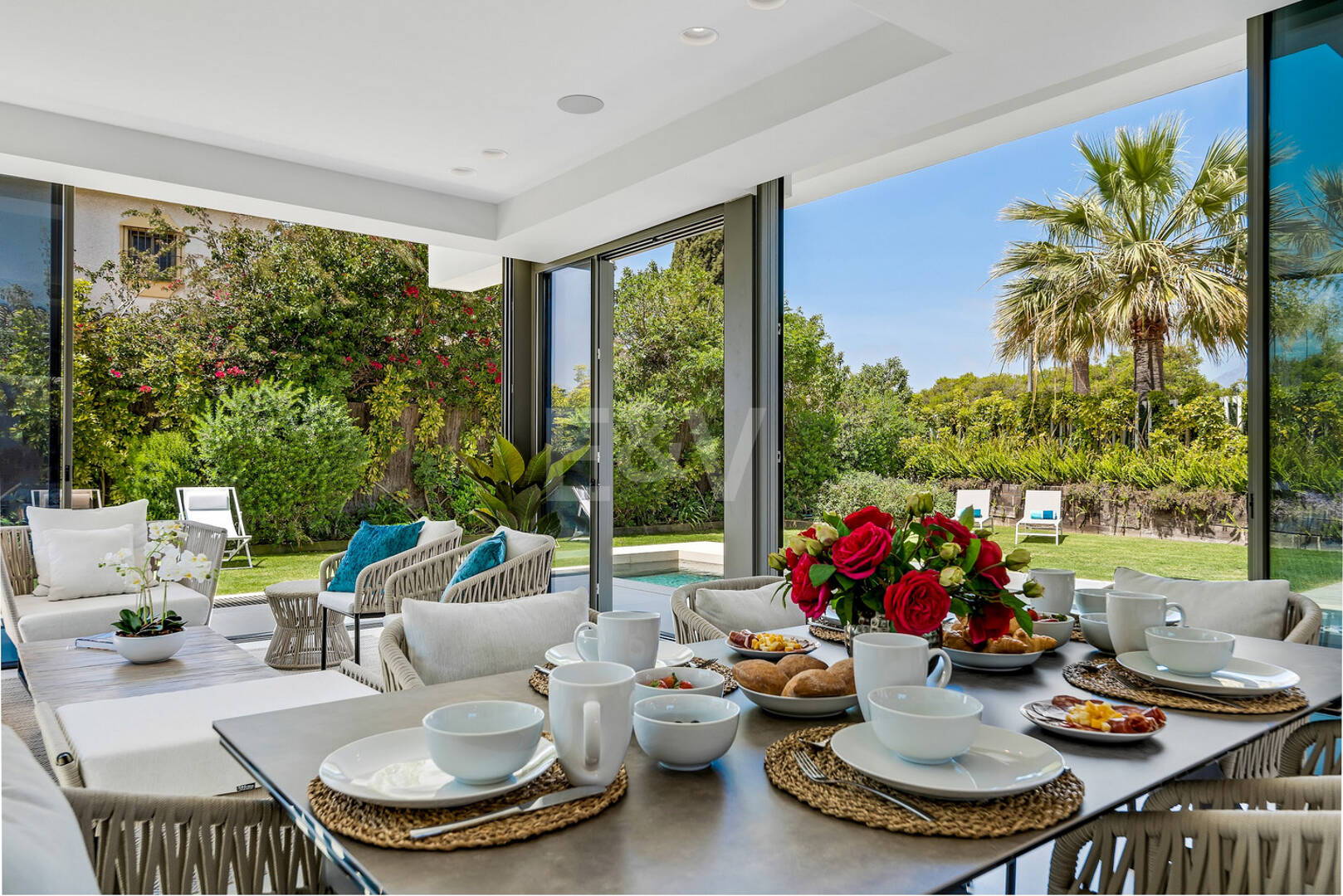 Villa de luxe moderne avec vue sur la mer. Prix à partir de 9 500 € par semaine