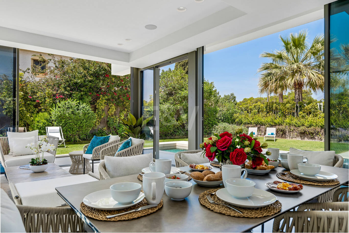 Modern beachside lyxvilla med havsutsikt. Pris från 9 500 euro per vecka