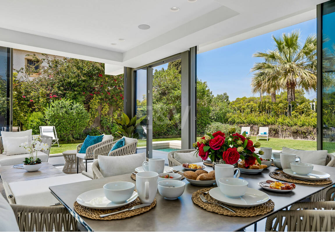 Modern beachside lyxvilla med havsutsikt. Pris från 9 500 euro per vecka