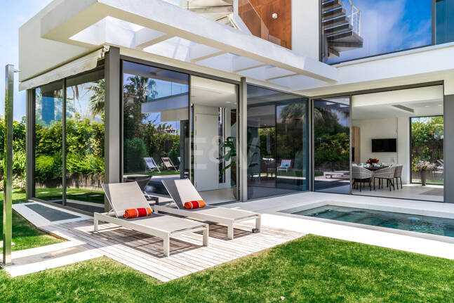 Modern beachside lyxvilla med havsutsikt. Pris från 9 500 euro per vecka