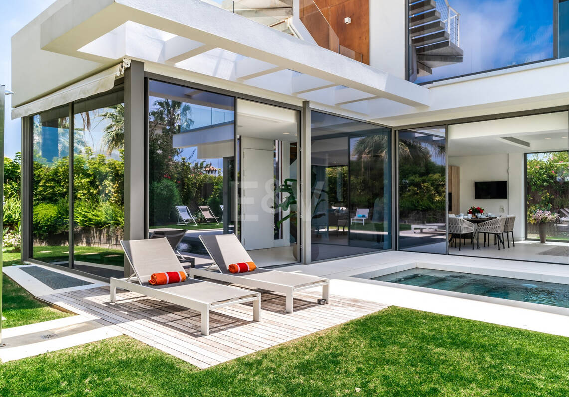 Moderne Luxusvilla in Strandnähe mit Meerblick. Preise ab €10,000 pro Woche