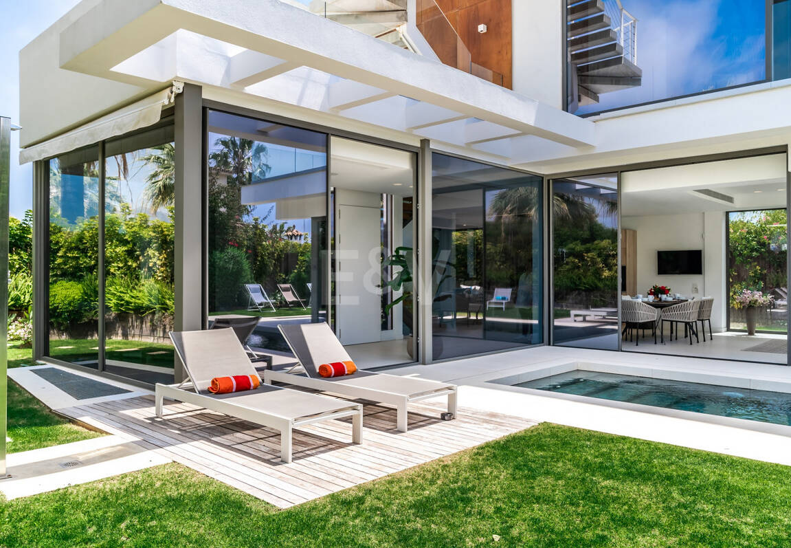 Modern beachside lyxvilla med havsutsikt. Pris från 9 500 euro per vecka