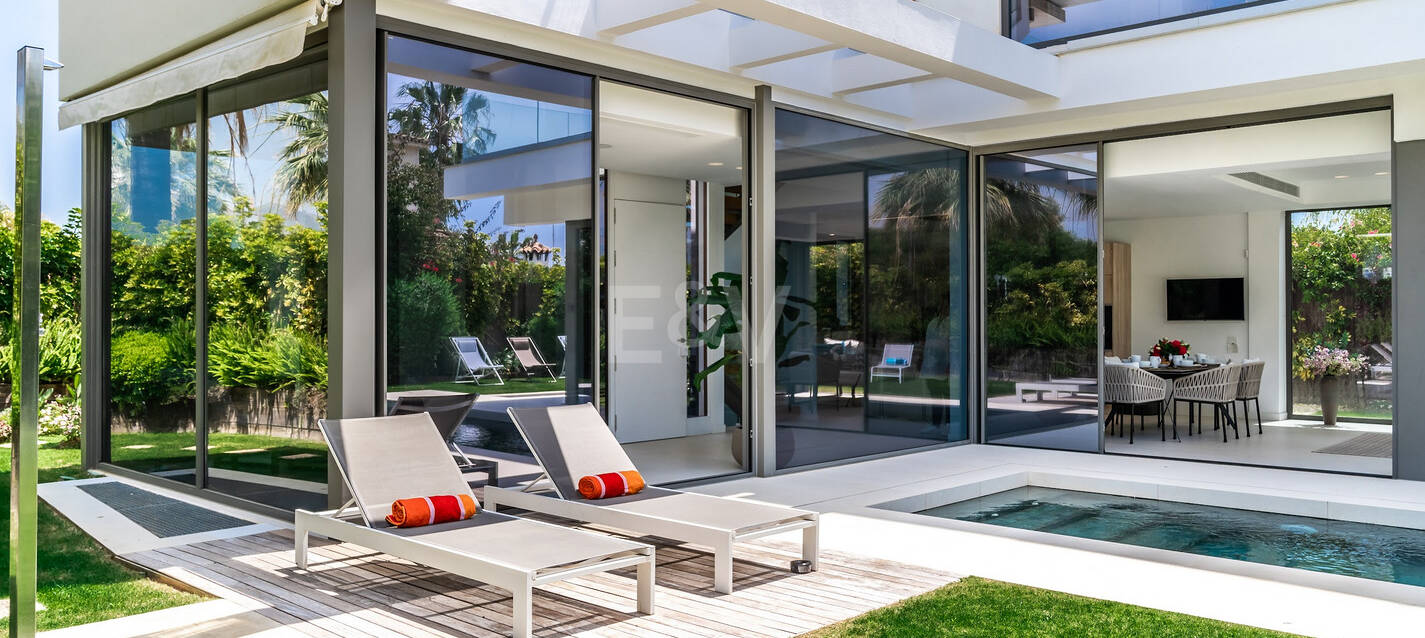 Lujosa villa moderna cerca de playa, vistas al mar. Precio desde €10,000 por semana