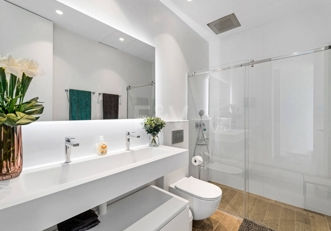 Moderne Luxusvilla in Strandnähe mit Meerblick. Preise ab €10,000 pro Woche