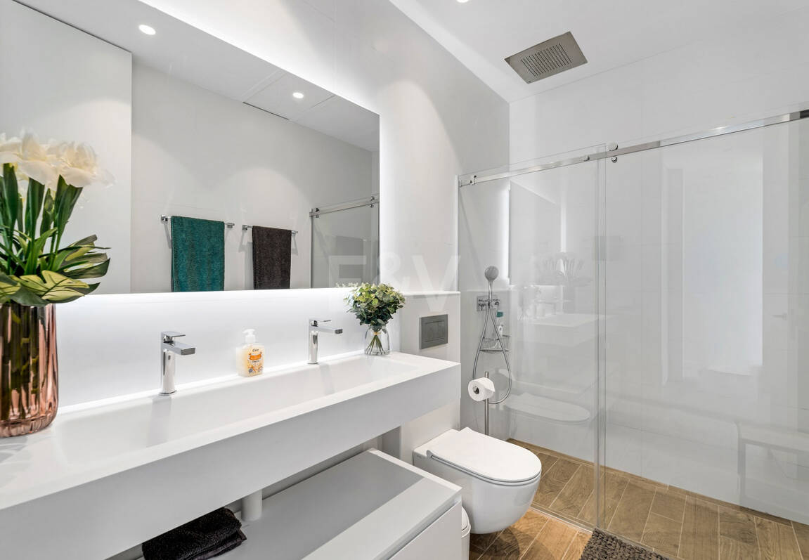 Modern beachside lyxvilla med havsutsikt. Pris från 9 500 euro per vecka