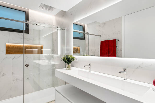 Modern beachside lyxvilla med havsutsikt. Pris från 9 500 euro per vecka