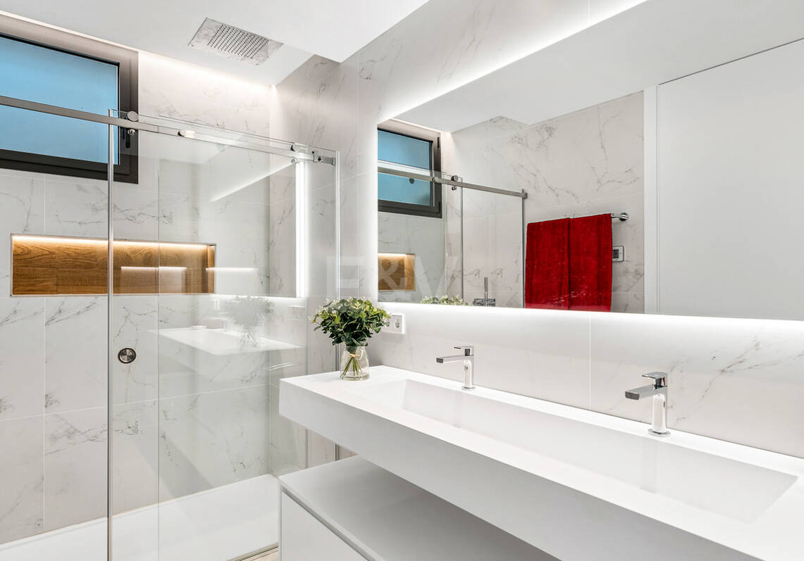 Moderne Luxusvilla in Strandnähe mit Meerblick. Preise ab €10,000 pro Woche