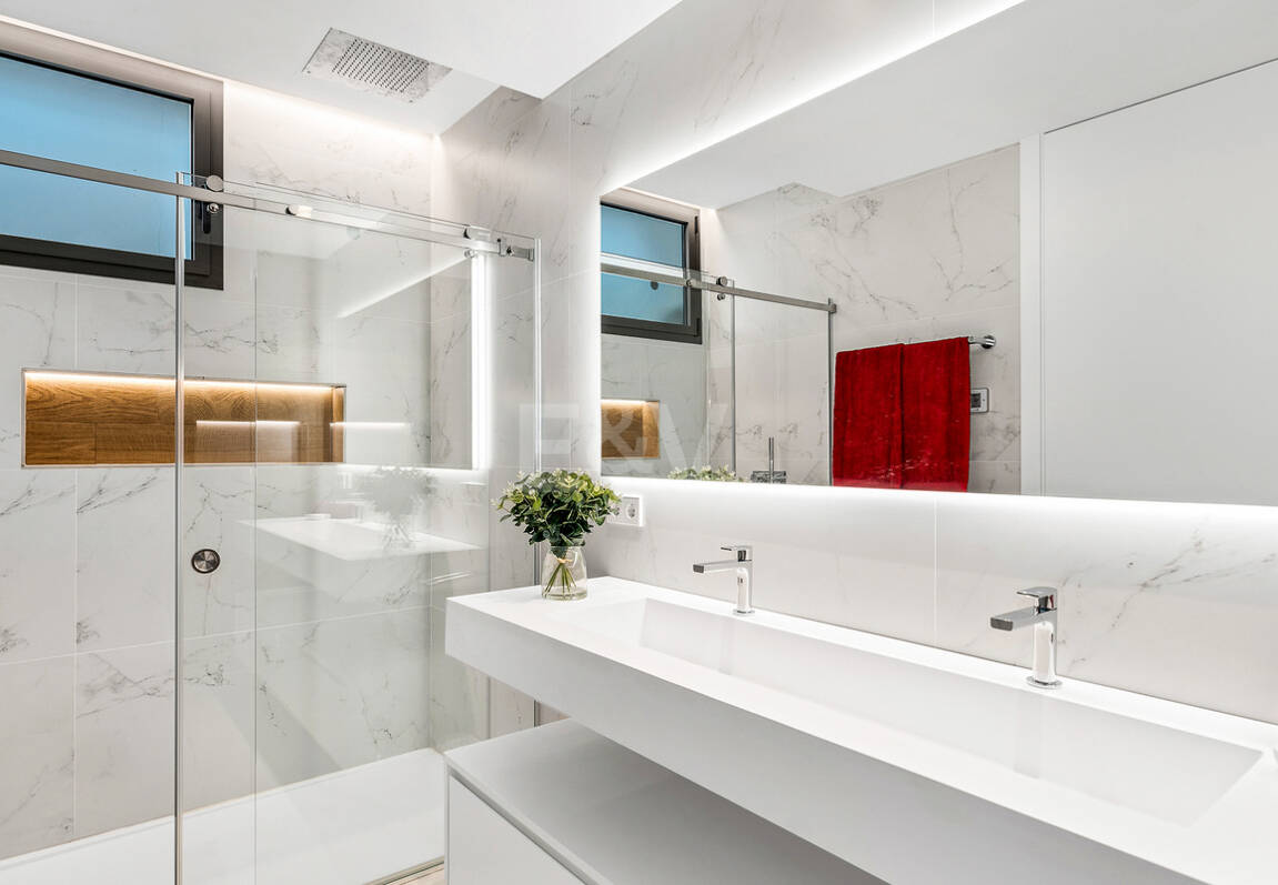 Modern beachside lyxvilla med havsutsikt. Pris från 9 500 euro per vecka