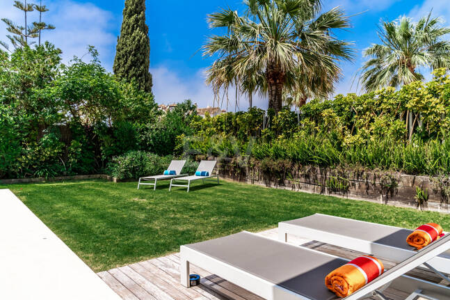 Modern beachside lyxvilla med havsutsikt. Pris från 9 500 euro per vecka