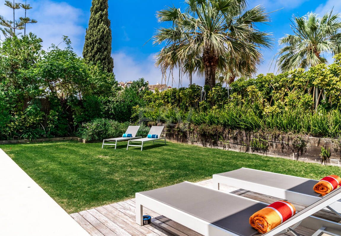 Modern beachside lyxvilla med havsutsikt. Pris från 9 500 euro per vecka