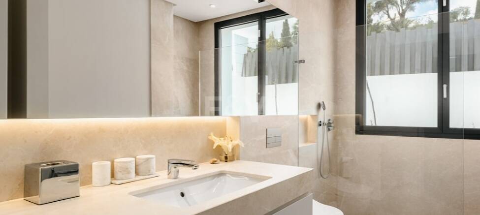 Eco-friendly luxury villa in El Paraiso Alto with panoramic sea views