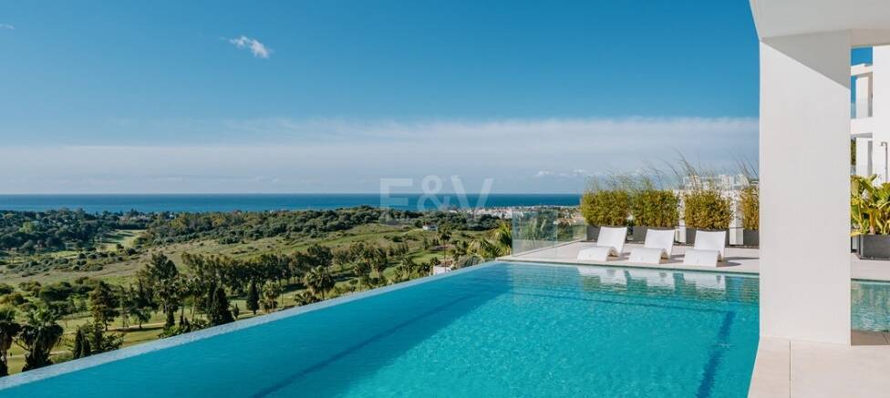 Eco-friendly luxury villa in El Paraiso Alto with panoramic sea views