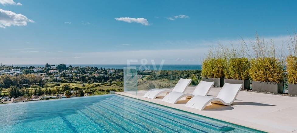 Eco-friendly luxury villa in El Paraiso Alto with panoramic sea views