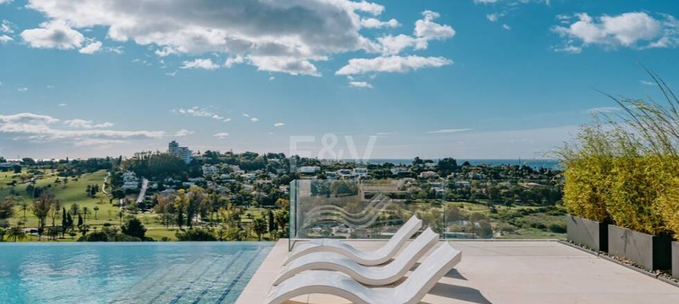 Eco-friendly luxury villa in El Paraiso Alto with panoramic sea views