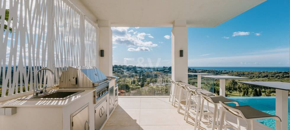 Eco-friendly luxury villa in El Paraiso Alto with panoramic sea views