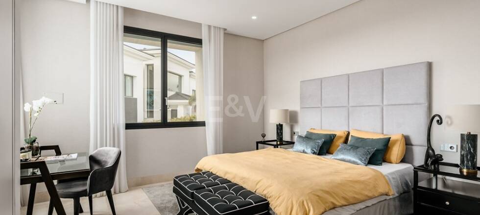 Eco-friendly luxury villa in El Paraiso Alto with panoramic sea views