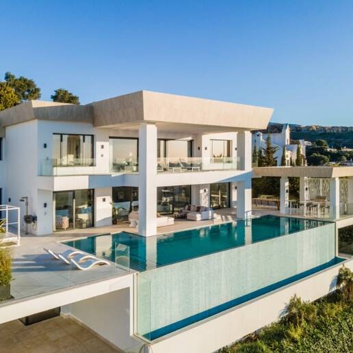 Eco-friendly luxury villa in El Paraiso Alto with panoramic sea views