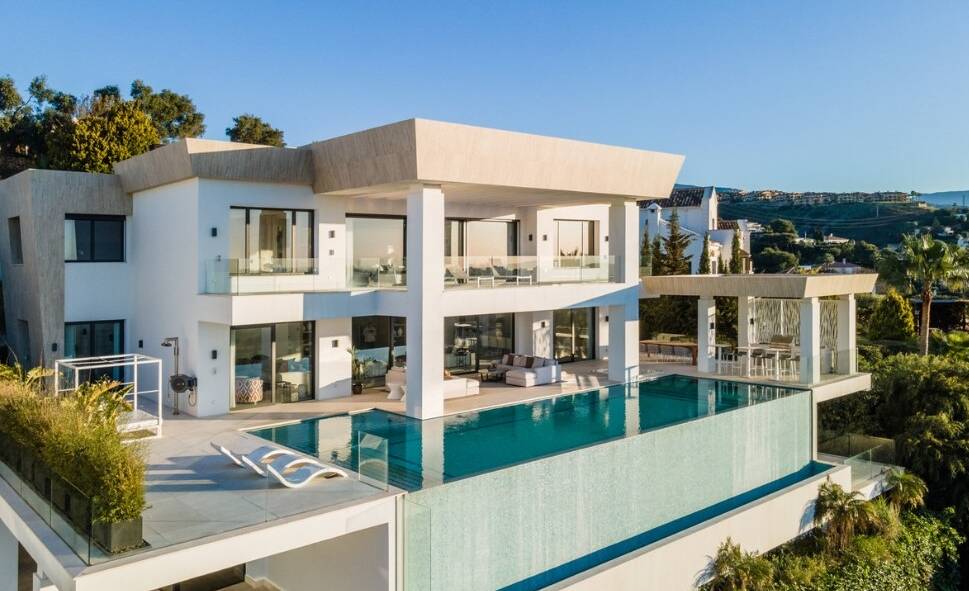 Eco-friendly luxury villa in El Paraiso Alto with panoramic sea views