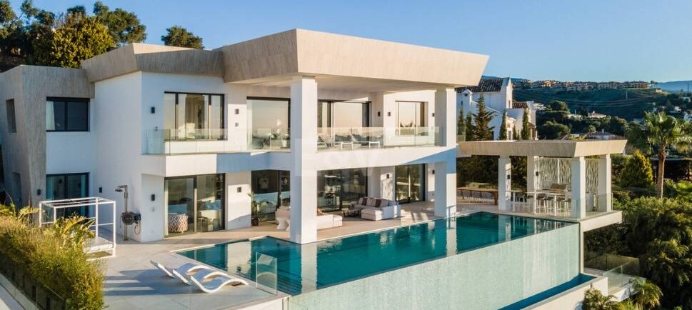 Eco-friendly luxury villa in El Paraiso Alto with panoramic sea views
