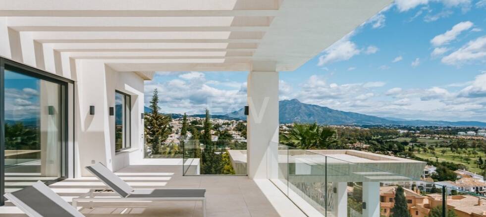 Eco-friendly luxury villa in El Paraiso Alto with panoramic sea views