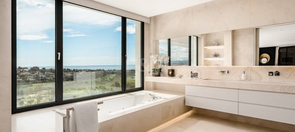 Eco-friendly luxury villa in El Paraiso Alto with panoramic sea views
