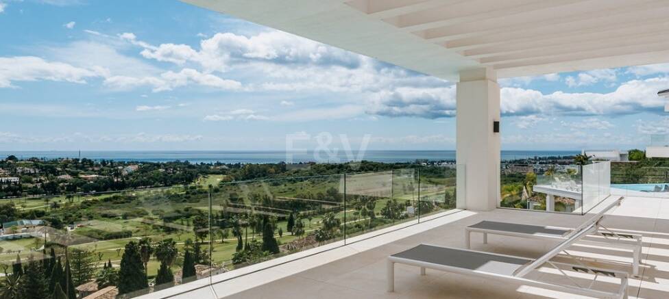 Eco-friendly luxury villa in El Paraiso Alto with panoramic sea views
