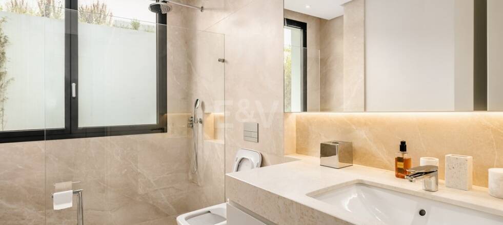 Eco-friendly luxury villa in El Paraiso Alto with panoramic sea views