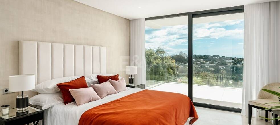 Eco-friendly luxury villa in El Paraiso Alto with panoramic sea views