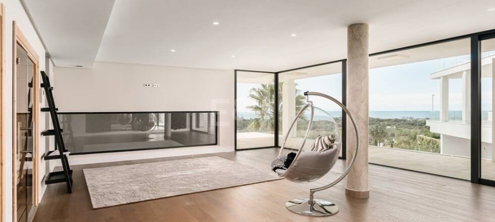 Eco-friendly luxury villa in El Paraiso Alto with panoramic sea views