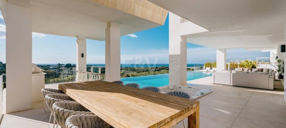 Eco-friendly luxury villa in El Paraiso Alto with panoramic sea views