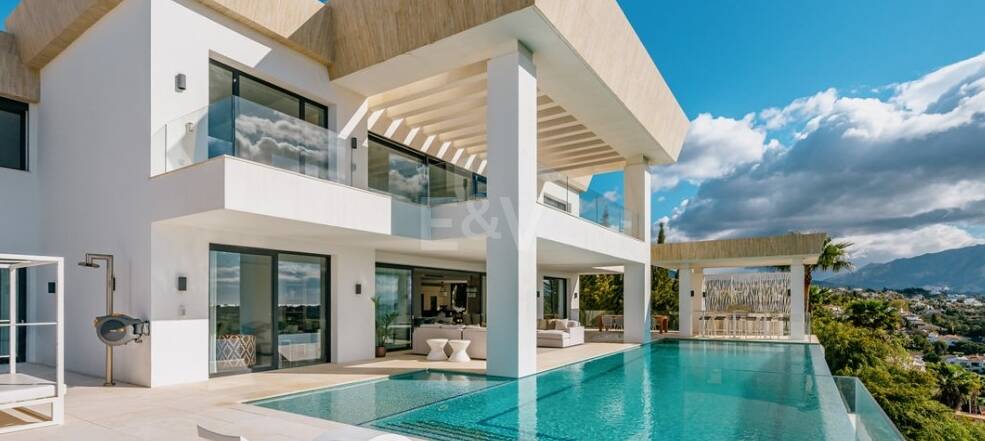 Eco-friendly luxury villa in El Paraiso Alto with panoramic sea views