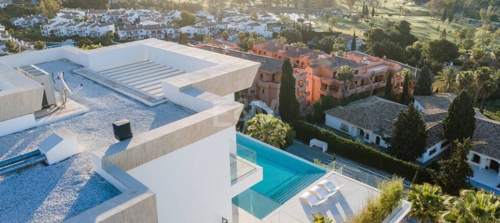 Eco-friendly luxury villa in El Paraiso Alto with panoramic sea views