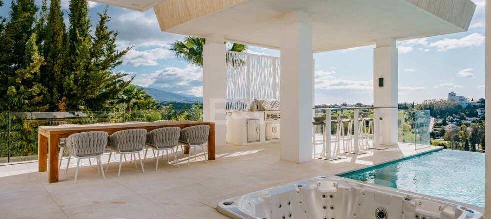 Eco-friendly luxury villa in El Paraiso Alto with panoramic sea views