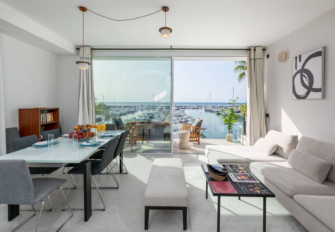 Ljus takvåning i Puerto Banus med utsikt över hamnen