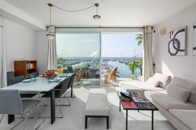 Ljus takvåning i Puerto Banus med utsikt över hamnen
