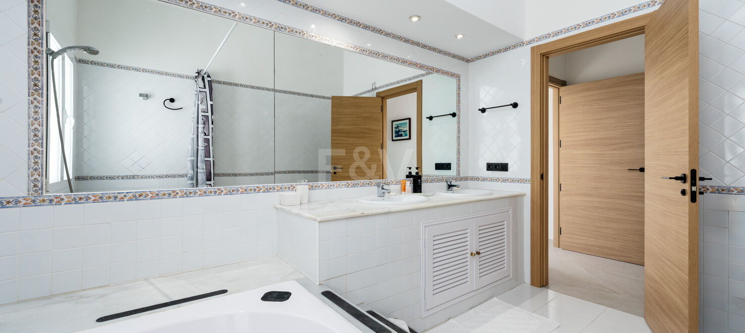 Bright penthouse in Puerto Banus with harbour view