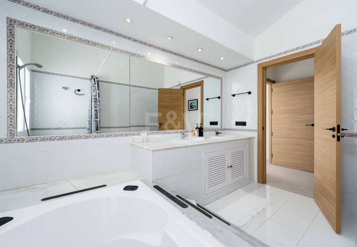 Ljus takvåning i Puerto Banus med utsikt över hamnen