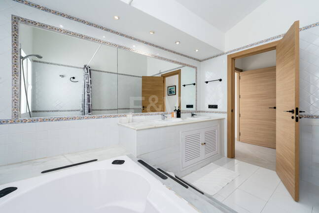 Ljus takvåning i Puerto Banus med utsikt över hamnen