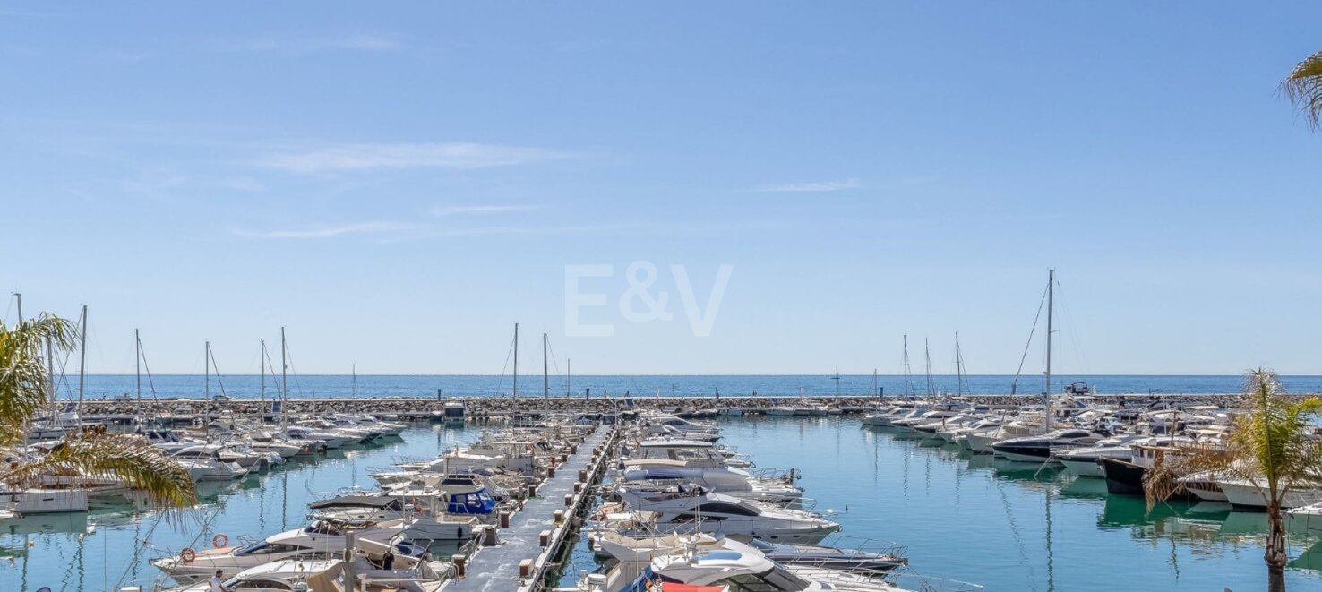 Bright penthouse in Puerto Banus with harbour view