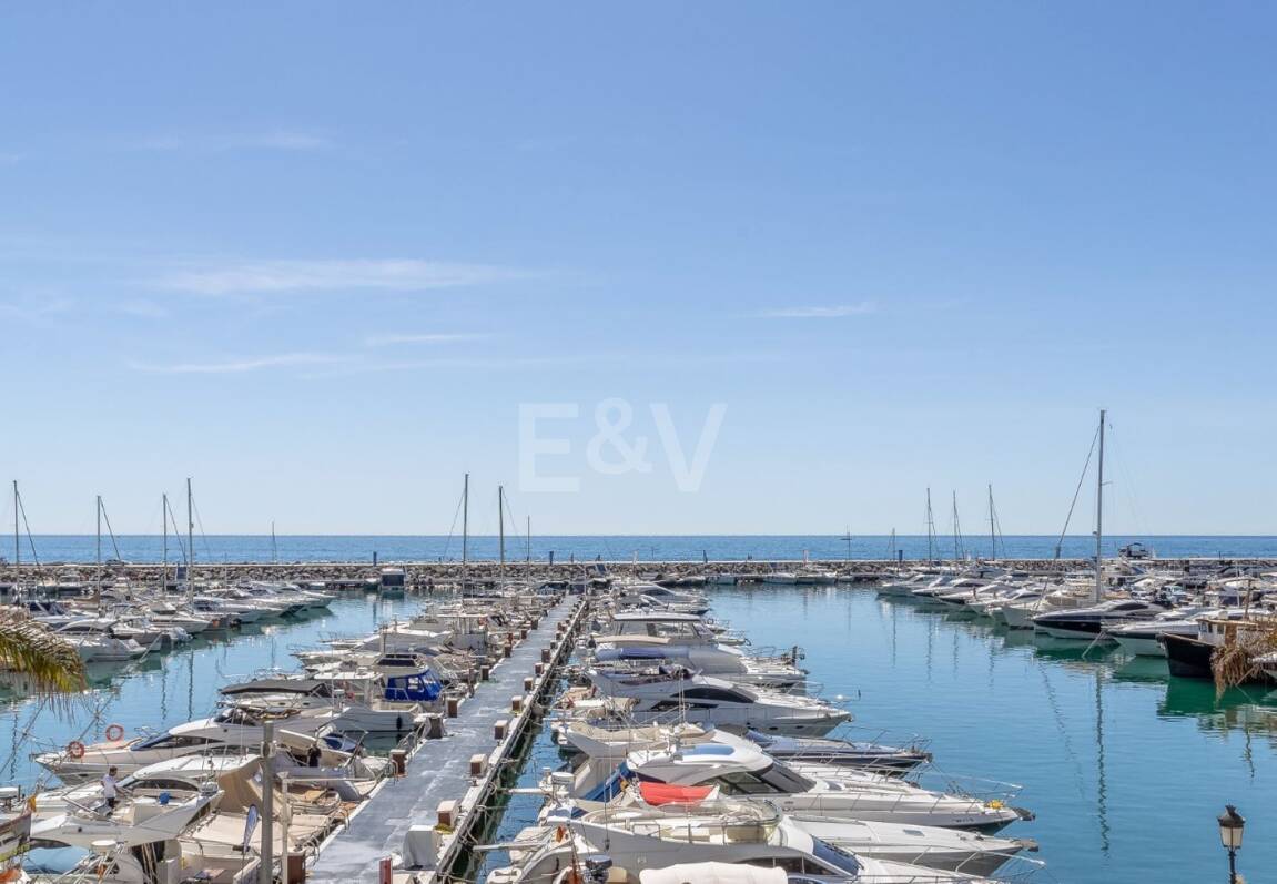 Ljus takvåning i Puerto Banus med utsikt över hamnen