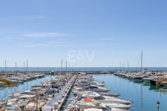 Ljus takvåning i Puerto Banus med utsikt över hamnen