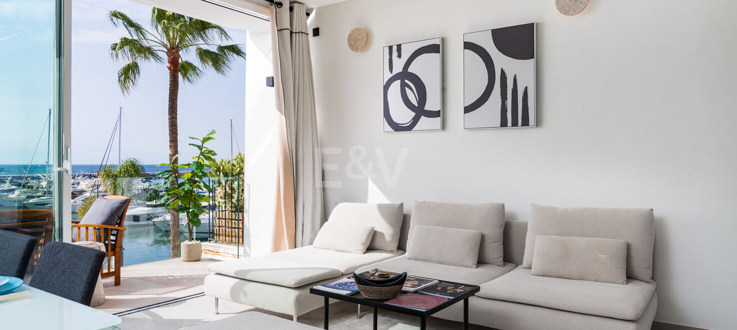 Bright penthouse in Puerto Banus with harbour view