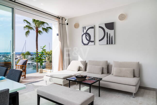 Ljus takvåning i Puerto Banus med utsikt över hamnen