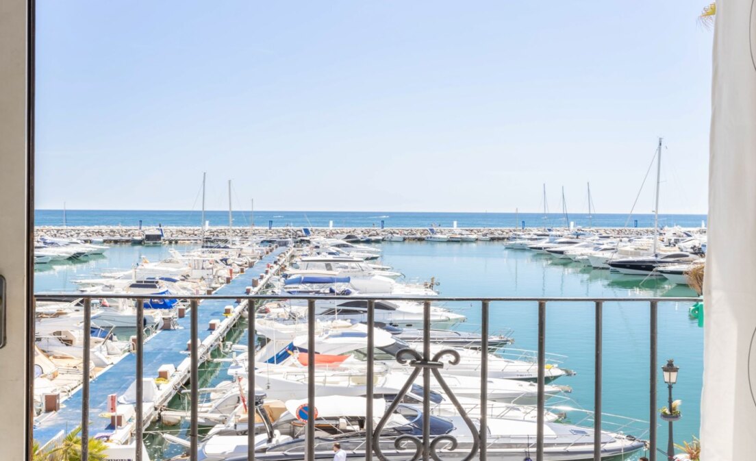 Bright penthouse in Puerto Banus with harbour view