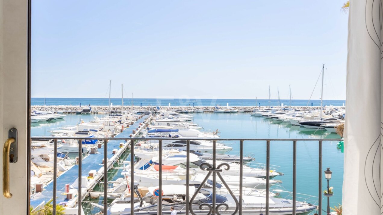 Luminoso ático en Puerto Banús con vistas al puerto marítimo