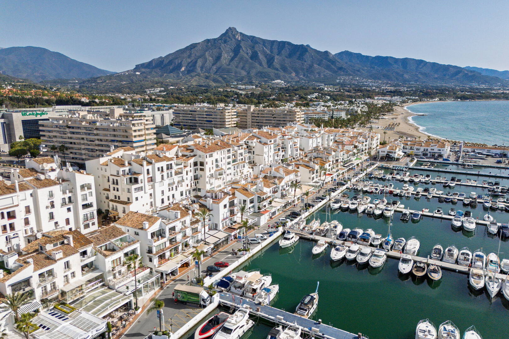 Ljus takvåning i Puerto Banus med utsikt över hamnen