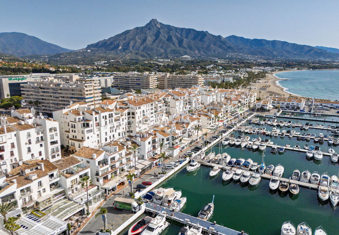 Ljus takvåning i Puerto Banus med utsikt över hamnen