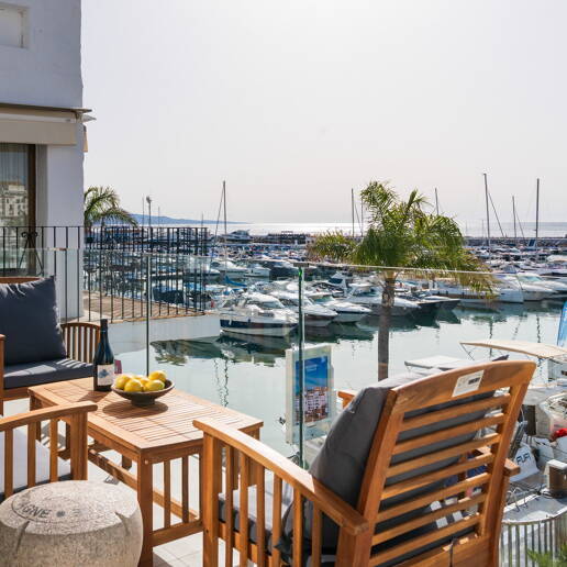 Ljus takvåning i Puerto Banus med utsikt över hamnen